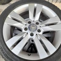 due treni di gomme e cerchi Mercedes 225/45/