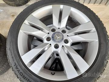 due treni di gomme e cerchi Mercedes 225/45/
