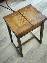 tavolino con scacchiera