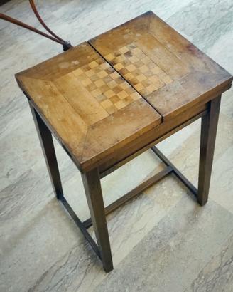 tavolino con scacchiera