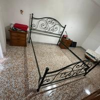 Letto matrimoniale in ferro battuto PIENO.