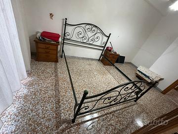 Letto matrimoniale in ferro battuto PIENO.