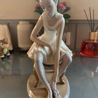 LLADRO’ – Ballerina che indossa le scarpe (#0387)