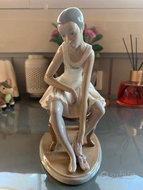 LLADRO’ – Ballerina che indossa le scarpe (#0387)