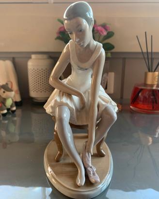 LLADRO’ – Ballerina che indossa le scarpe (#0387)