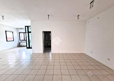 NEGOZIO A POVEGLIANO