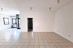 NEGOZIO A POVEGLIANO