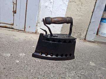 Ferro da stiro a brace d’epoca