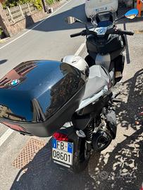 Scooter BMW c 400 x color nero con bauletto