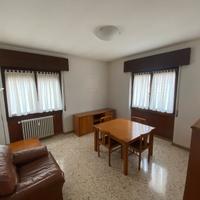 Soggiorno completo in legno.
