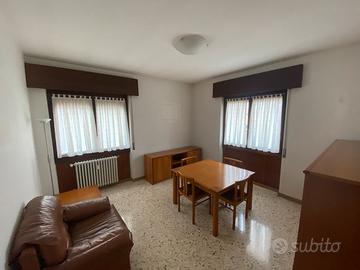 Soggiorno completo in legno.