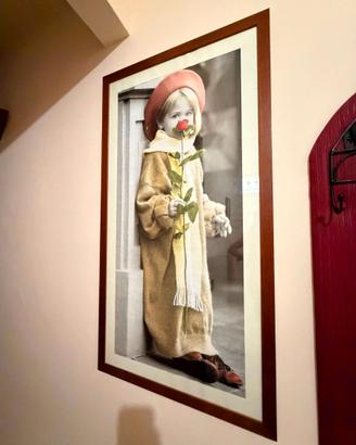 Quadro con stampa bambina e rosa rossa con cornice