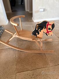 Cavallo a dondolo in legno