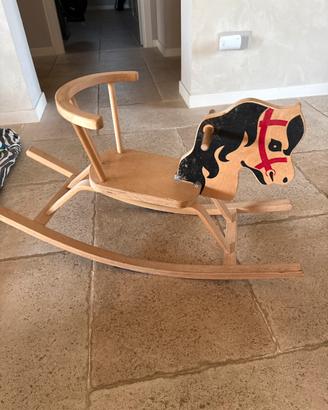 Cavallo a dondolo in legno