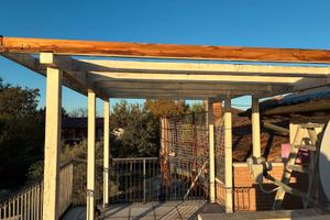 Pompeiana con travatura in legno teack lamellare