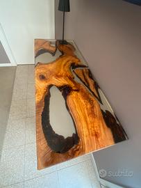 Tavoli in ulivo e resina su misura