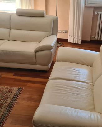 N. 2 divani in vera pelle primo fiore.