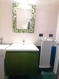 Mobile bagno in legno con lavabo e specchio
