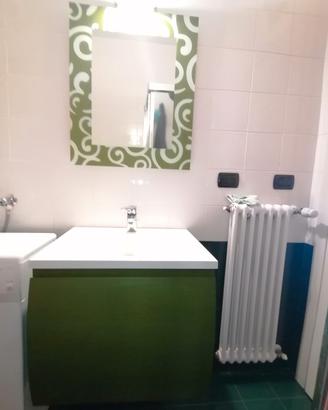 Mobile bagno in legno con lavabo e specchio