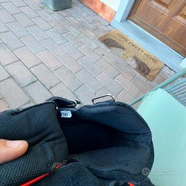 Tuta in pelle e scarpe da bambino 6 anni