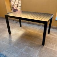 Tavolo da esterno nuovo