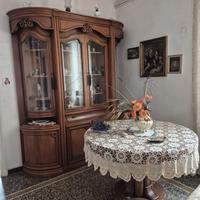 Cristalliera e tavolo da sala in legno