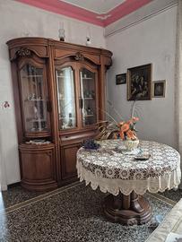 Cristalliera e tavolo da sala in legno