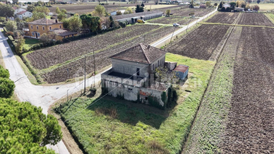 Casale con mq.26.000 di terreno