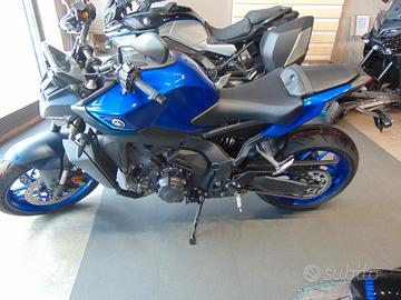 Yamaha MT-09 Y-AMT blu cambio manuale e automatico