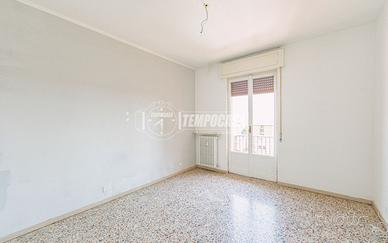 BILOCALE AL QUARTO PIANO CON BOX E CANTINA