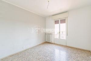 BILOCALE AL QUARTO PIANO CON BOX E CANTINA