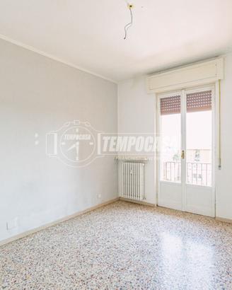 BILOCALE AL QUARTO PIANO CON BOX E CANTINA
