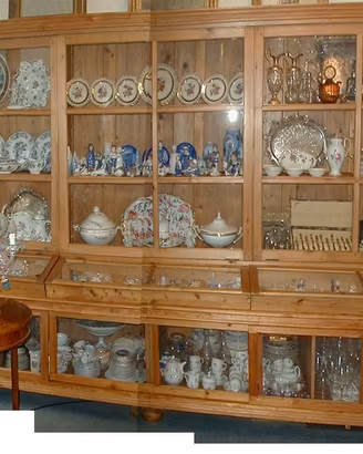 Grande vetrina antica in legno chiaro e vetro