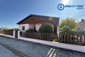 Villetta tutta al piano terra con giardino