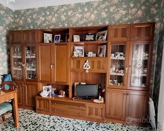 Parete attrezzata soggiorno con vetrine e porta tv