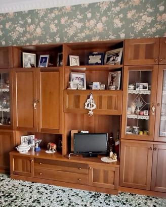 Parete attrezzata soggiorno con vetrine e porta tv