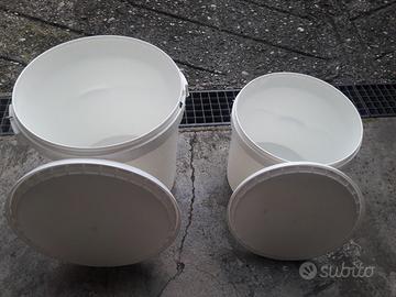 Secchi in plastica usati poco