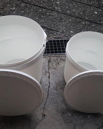 Secchi in plastica usati poco