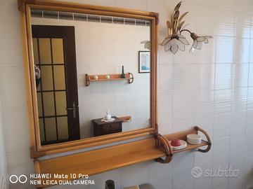 Specchiera, mensole e kit accessori bagno in bambu