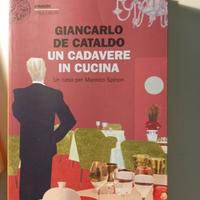 ROMANZO LIBRO "UN CADAVERE IN CUCINA"