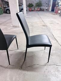 6. Sedie grigio simil pelle