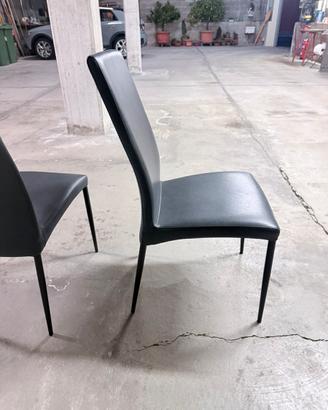 6. Sedie grigio simil pelle