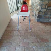 Seggiolone ikea, vassoio e cintura di sicurezza. 