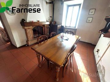 Casa indipendente di 200 m² con più di 5 locali a 