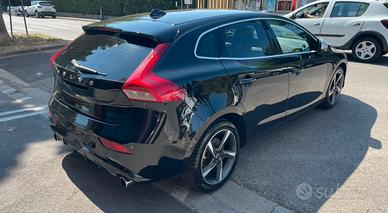 Volvo v40 r design