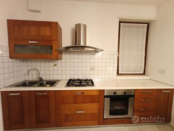Cucina in legno completa di eletrodomestici