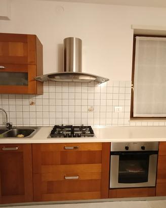 Cucina in legno completa di eletrodomestici