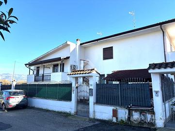 PORZIONE DI BIFAMILIARE A LATINA