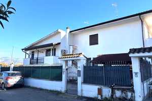 PORZIONE DI BIFAMILIARE A LATINA