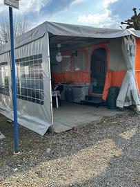 Roulotte con veranda coperta in campeggio lago